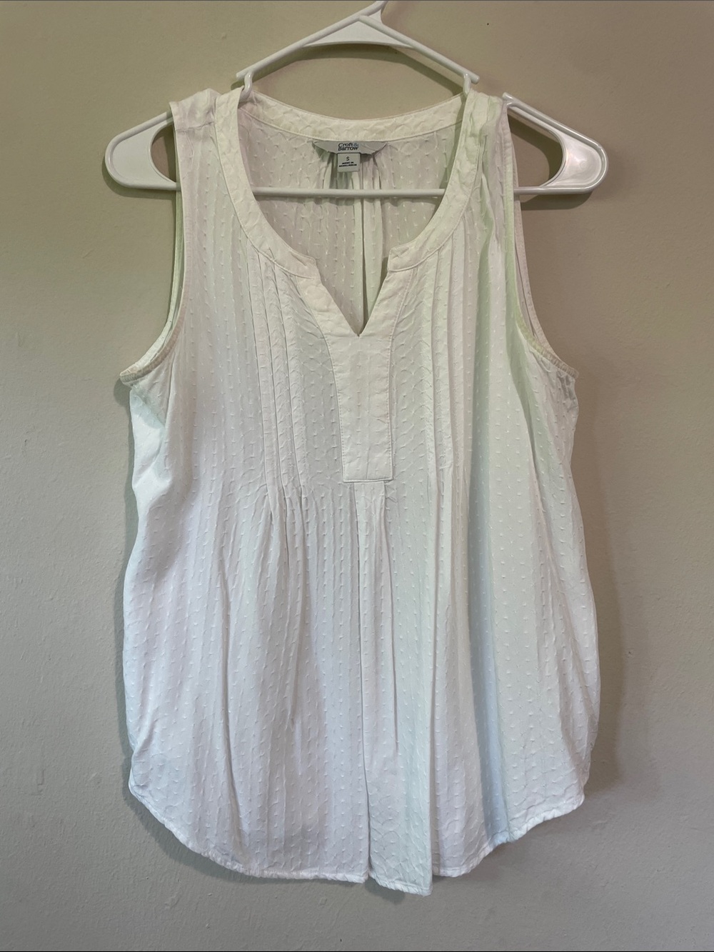 croft & barrow White Sleeveless Swiss-Dot Split-Neck Top. Size small.